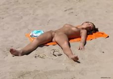 Девченка спит голая на пляже и зогорает